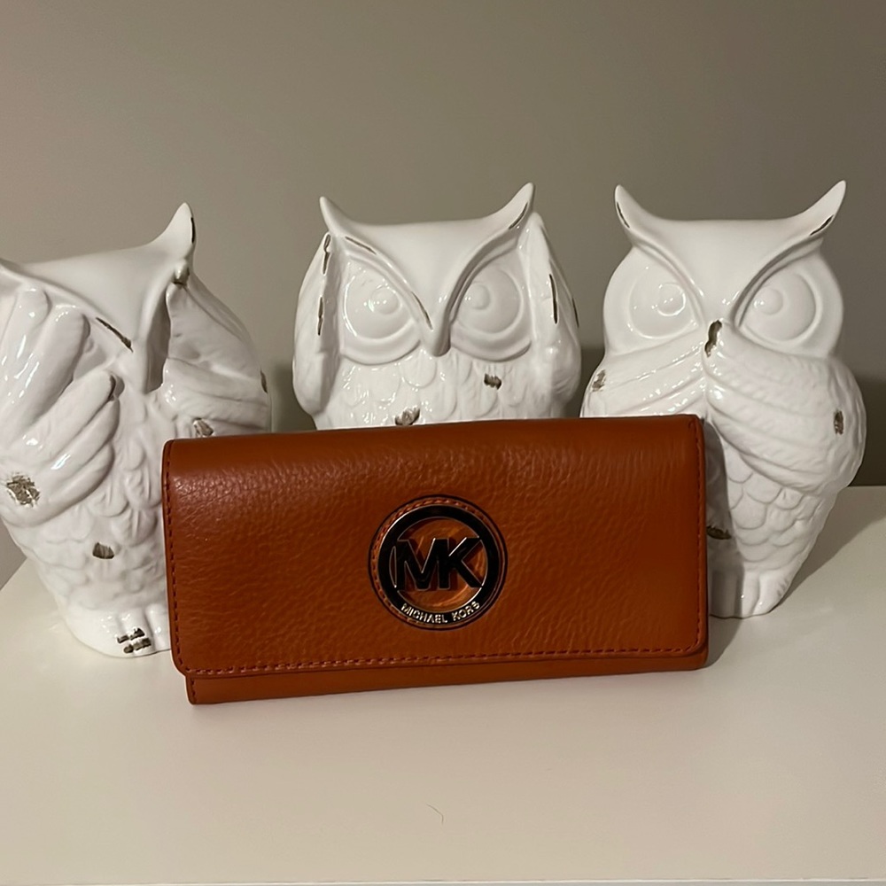 Authentic Michael Kors Orange Wallet. MAKE AN OFFER!!
